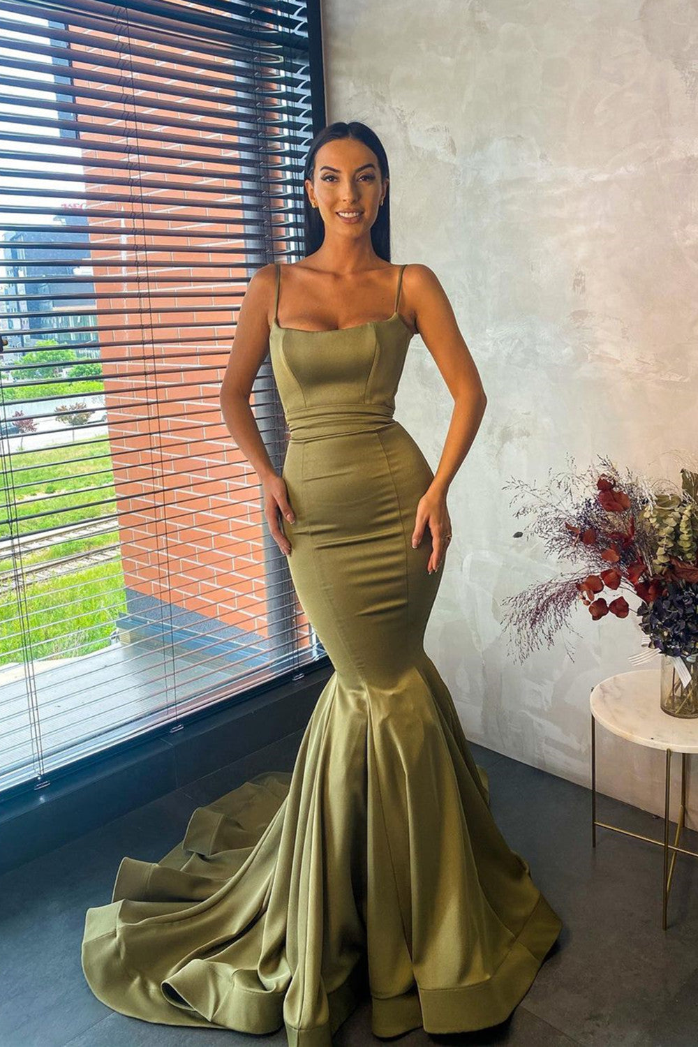 Abito da sera elegante lungo fino al pavimento a sirena con spalline sottili e balze