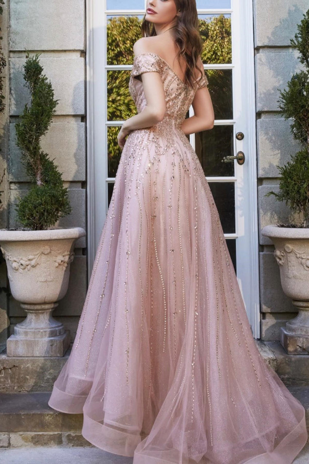 Vestido longo de baile em tule com decote coração e ombros descobertos, estilo linha A, com contas