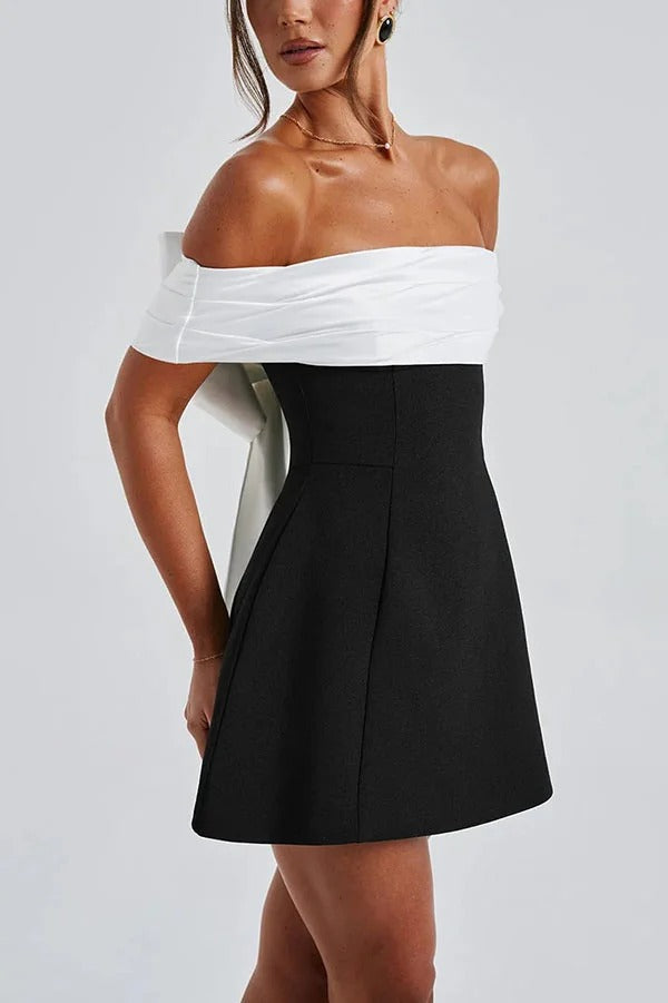 Robe courte décolletée asymétrique avec nœud ornemental et contraste séduisant