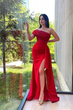 Vestido sereia com um ombro só, abertura frontal, lantejoulas e apliques de renda