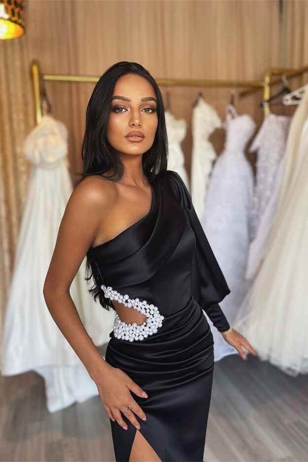 Vestido de noite preto de cetim com uma manga e ombro descoberto, com fenda elegante pregueada