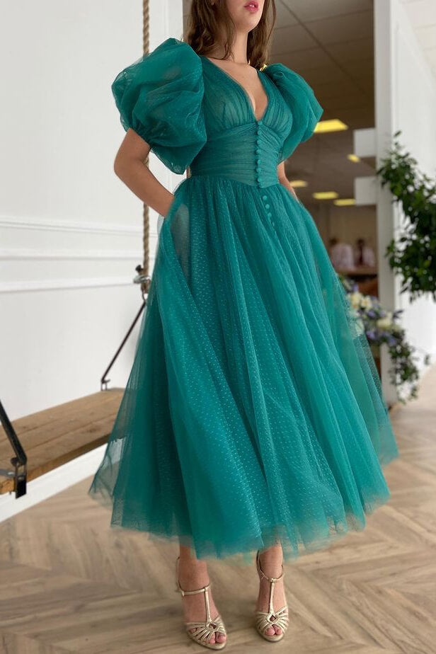Vestido de noite elegante verde escuro em tule com corte em A, decote em V e mangas curtas