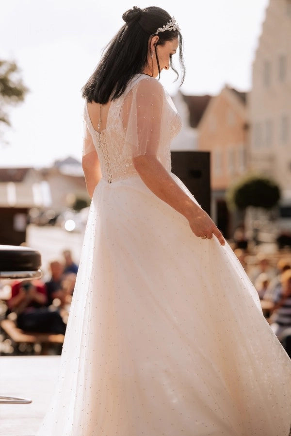 Vestido de noiva linha A com decote em V marfim de manga curta com apliques e missangas