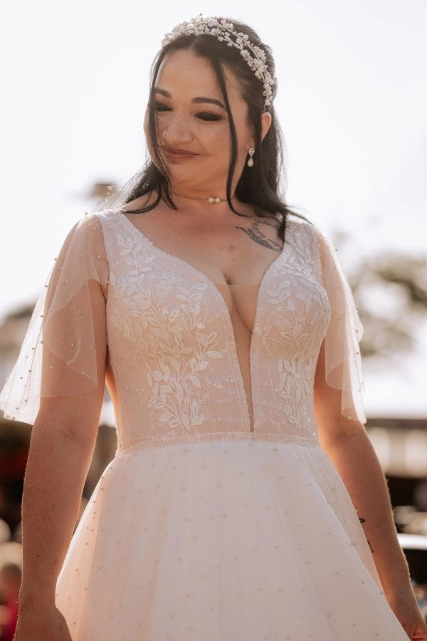 Vestido de noiva linha A com decote em V marfim de manga curta com apliques e missangas