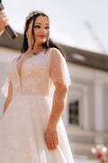 Vestido de noiva linha A com decote em V marfim de manga curta com apliques e missangas