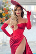 Splendido abito lungo da sera rosso a sirena con spalle scoperte e spacco