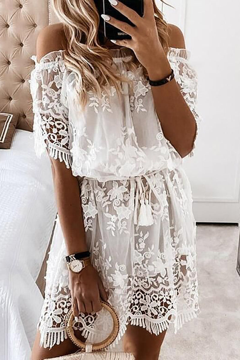 Vestido Curto de Renda com Ombros Descobertos