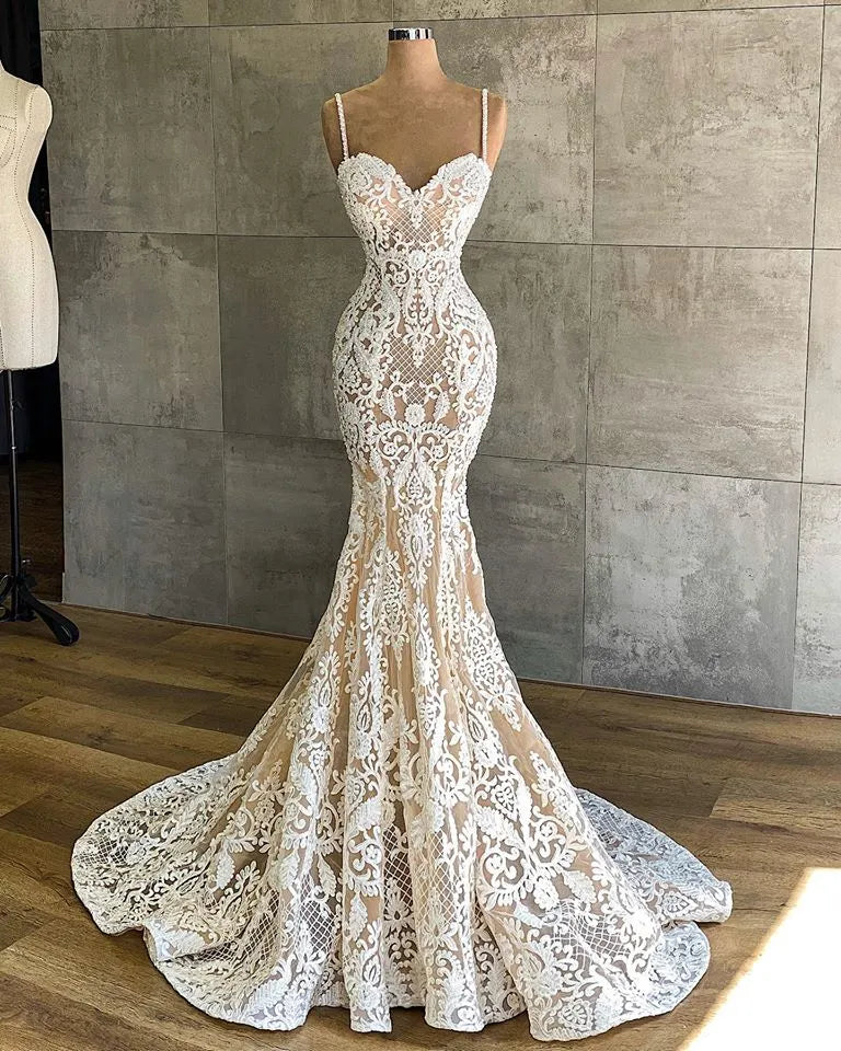 Vestido de noiva moderno sereia com alças finas e aplicações de renda