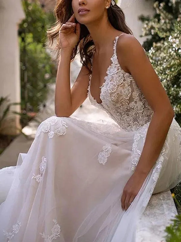 V Neck Sleeveless Tulle Lace Wedding Dress With Delicate Lace Appliques