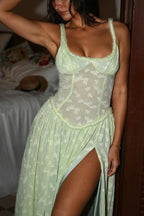 Vestido Maxi Ulissa Verde Claro com Decote Quadrado, Textura Jacquard e Fenda Alta
