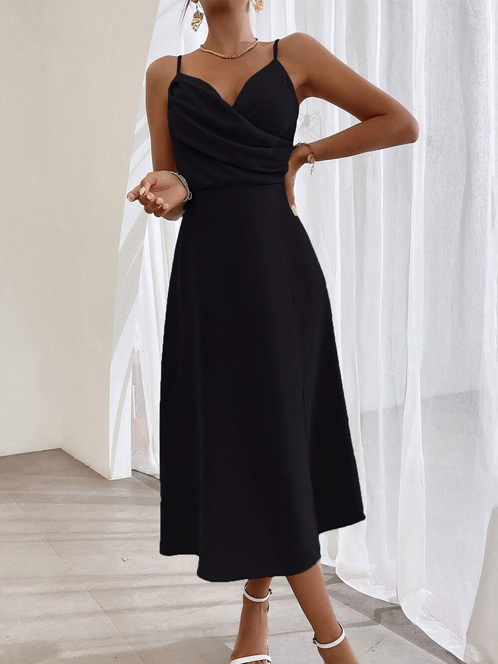 Elegantes Kleid mit Spaghettiträgern und plissiertem Beinschlitz 