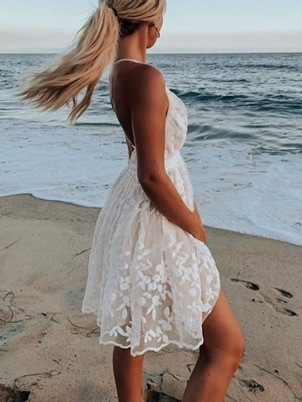 Robe dos nu à col en V avec lacets