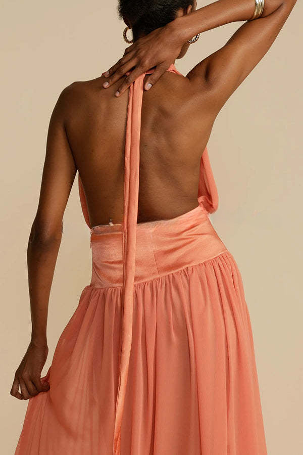 Femminilità ed Eleganza Abito Midi in Tulle con Scollo a Trapezio e Schiena Nuda