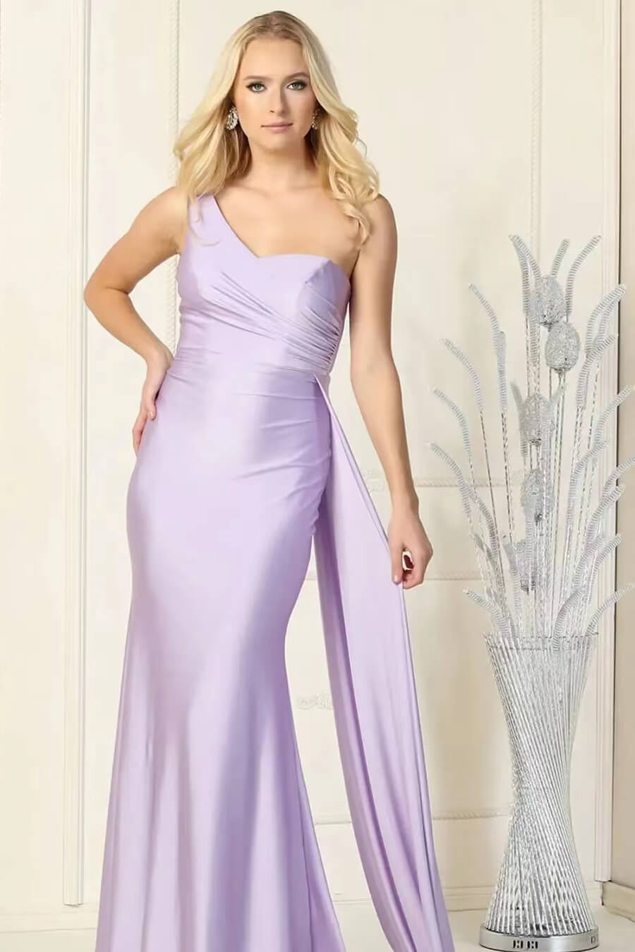 Abito da sera lungo elegante a sirena con una spalla sola e balze