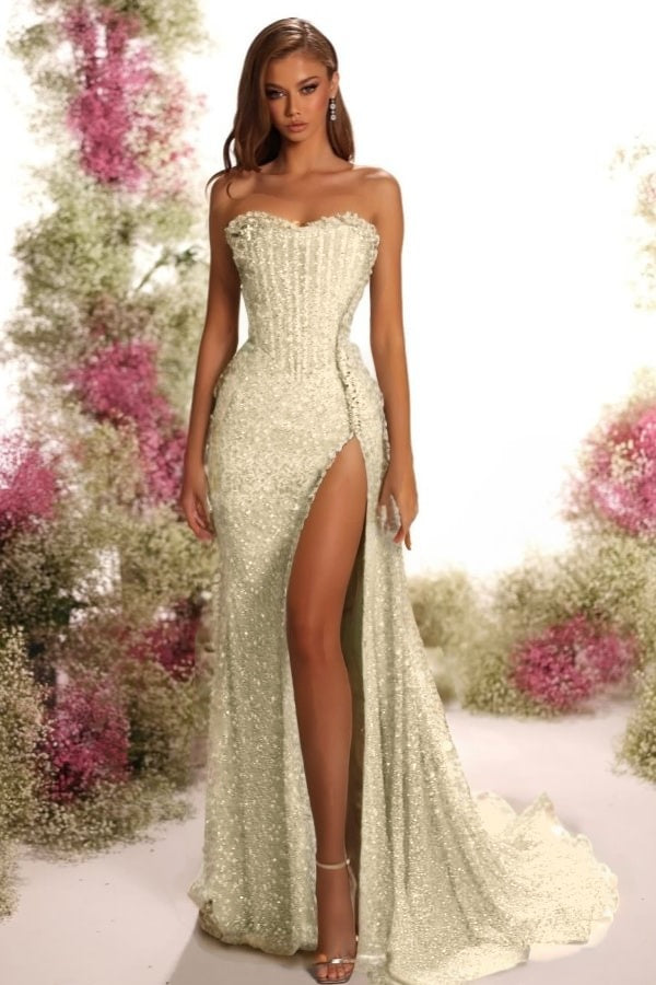Vestido de baile sem alças sem mangas com lantejoulas plissadas e corte comprido