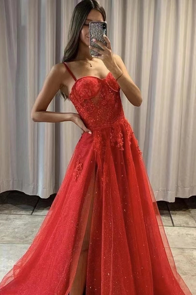 Abito lungo da sera a linea ad A in tulle con spalline sottili, spacco e pizzi applicati