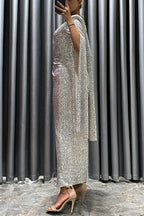 Robe de soirée mi-longue Darling à paillettes avec empiècement en cape, taille croisée et fente