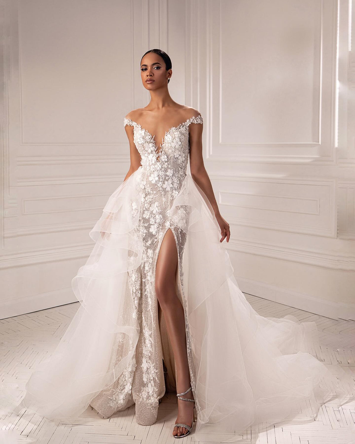 Charming Embroidery Applique White Split Wedding Dress For Brides