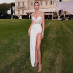 Vestido de Baile Longo e Decotado, Sem Alças e Transparente