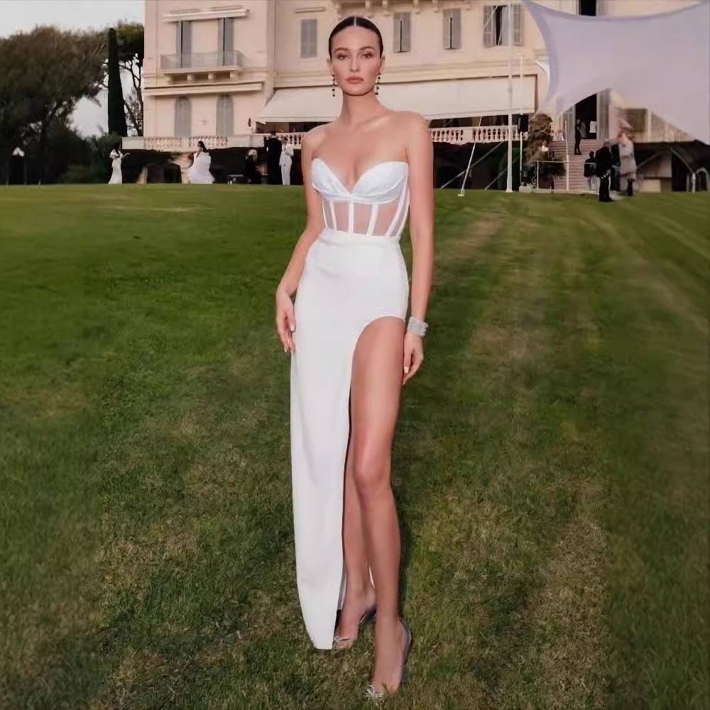 Vestido de Baile Longo e Decotado, Sem Alças e Transparente