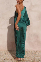 Abito Midi in Satin con Spalla Scoperta, Fiocco Frontale e Spacco Laterale dal Fascino Romantico