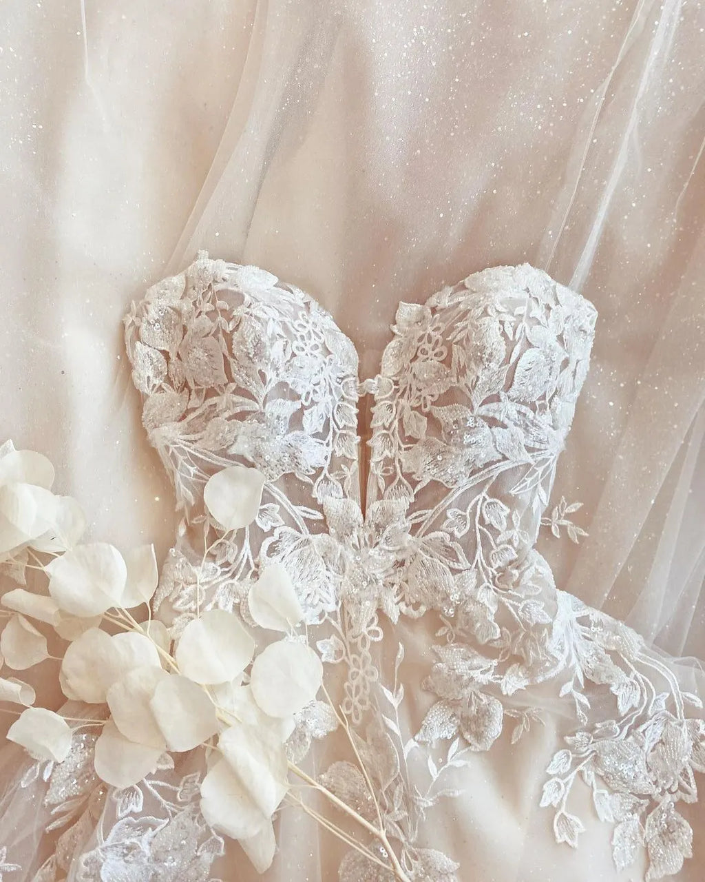 Beautiful A Line Spaghetti Straps Tulle Wedding Dress With Appliques Lace
