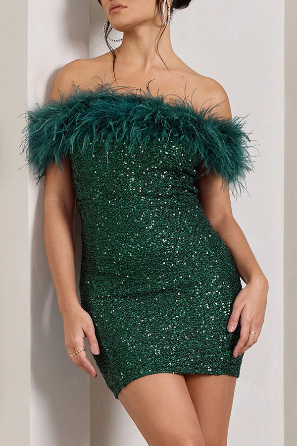 Vestido mini ajustado con ribete de plumas y lentejuelas de It's Show Biz 
