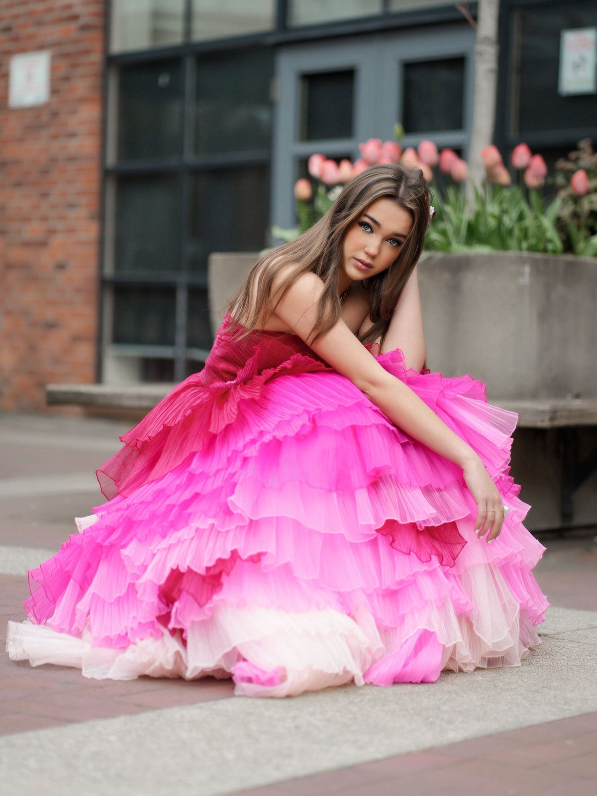 Vestido longo de baile com corpete franzido e folhos