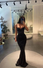 Robe de soirée longue scintillante noire sirène à décolleté en V et bretelles spaghetti pailletées Y440