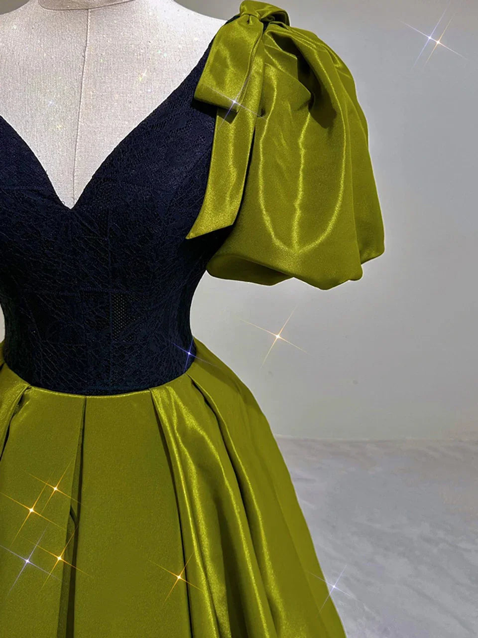 Vestido de Festa Verde Sedoso com Decote em V e Mangas Bufantes Vestido de Baile para Aniversário Y7600