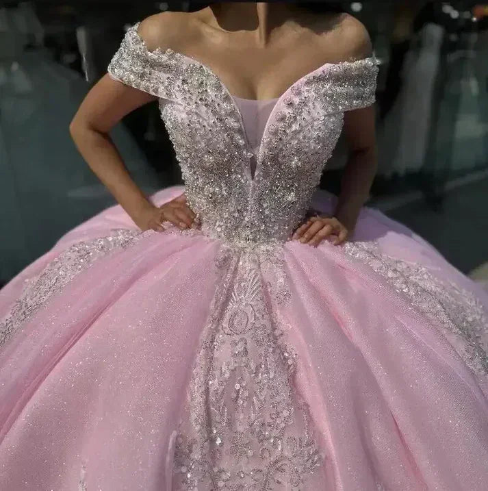 Vestido de Quinze Anos Cor-de-Rosa com Aplicações e Contas, Modelo de Baile com Ombros Descobertos, Princesa Doce 16, Vestido de Quinze Anos Y7464