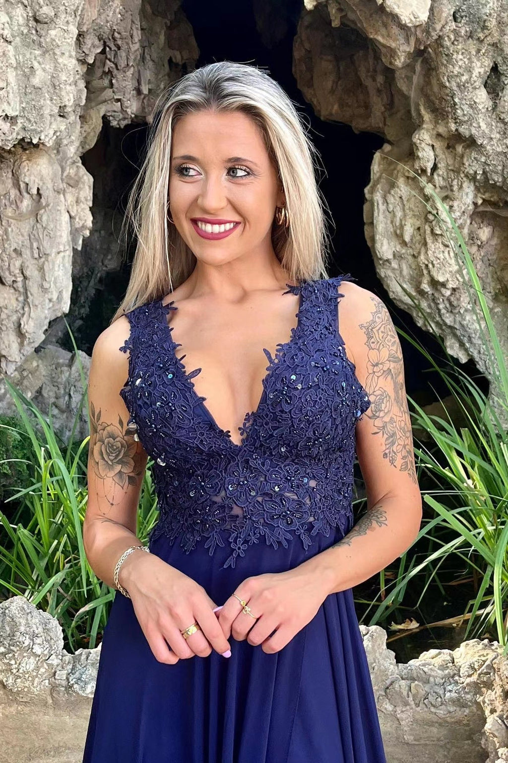 Robe longue de soirée en mousseline à encolure en V et fente avant avec appliques en dentelle élégantes