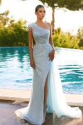 Elegante abito lungo da sera a sirena con una spalla in tulle e paillettes, con spacco