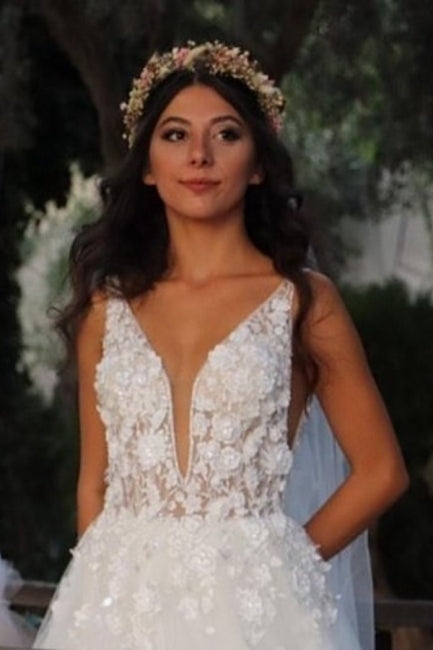 Beautiful Spaghetti Sleeveless A-Line Floor-Length Tulle Wedding Dresses with Chapel Train
