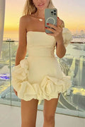 Robe courte décolletée asymétrique à volants, charmante et élégante