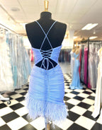 Blaues Homecoming-Kleid mit Federn