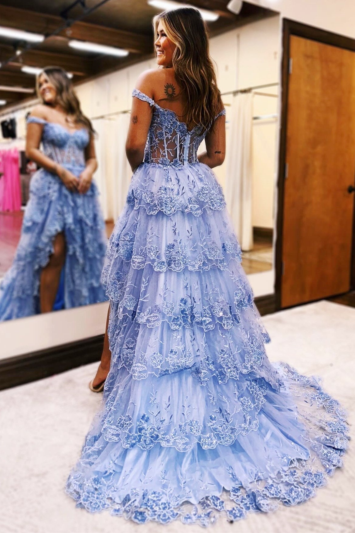 Langes Ballkleid mit schulterfreiem Rüschendetail und Tüllapplikationen in Immergrün