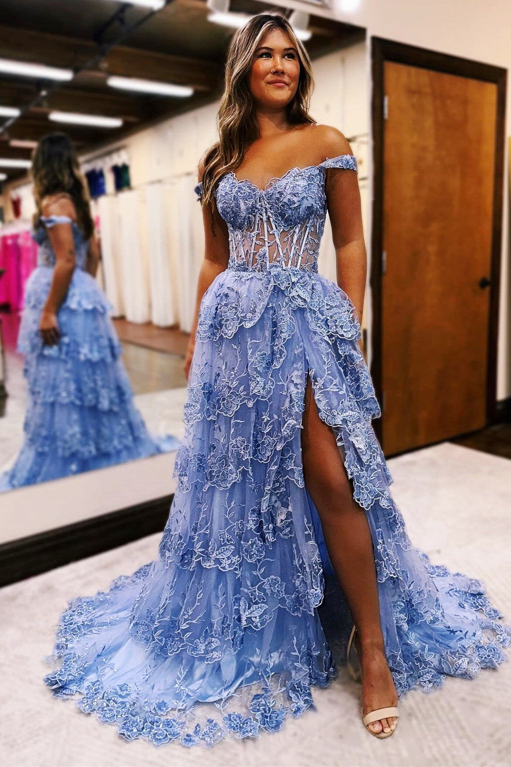 Langes Ballkleid mit schulterfreiem Rüschendetail und Tüllapplikationen in Immergrün