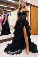 Langes Ballkleid mit schulterfreiem Rüschendetail und Tüllapplikationen in Immergrün