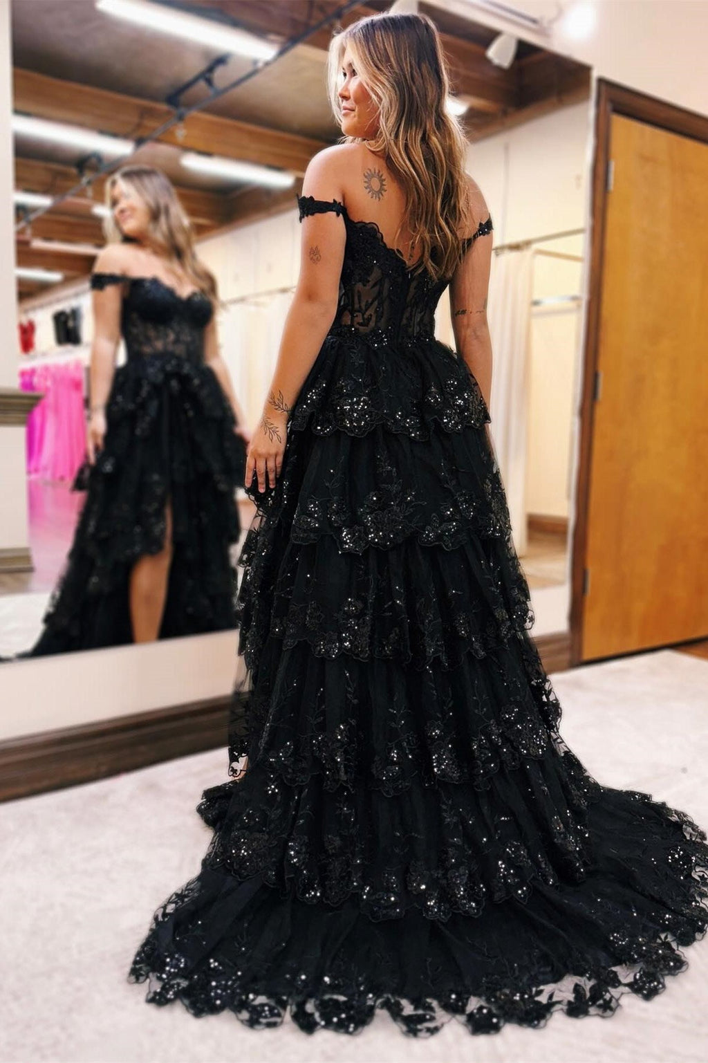 Langes Ballkleid mit schulterfreiem Rüschendetail und Tüllapplikationen in Immergrün