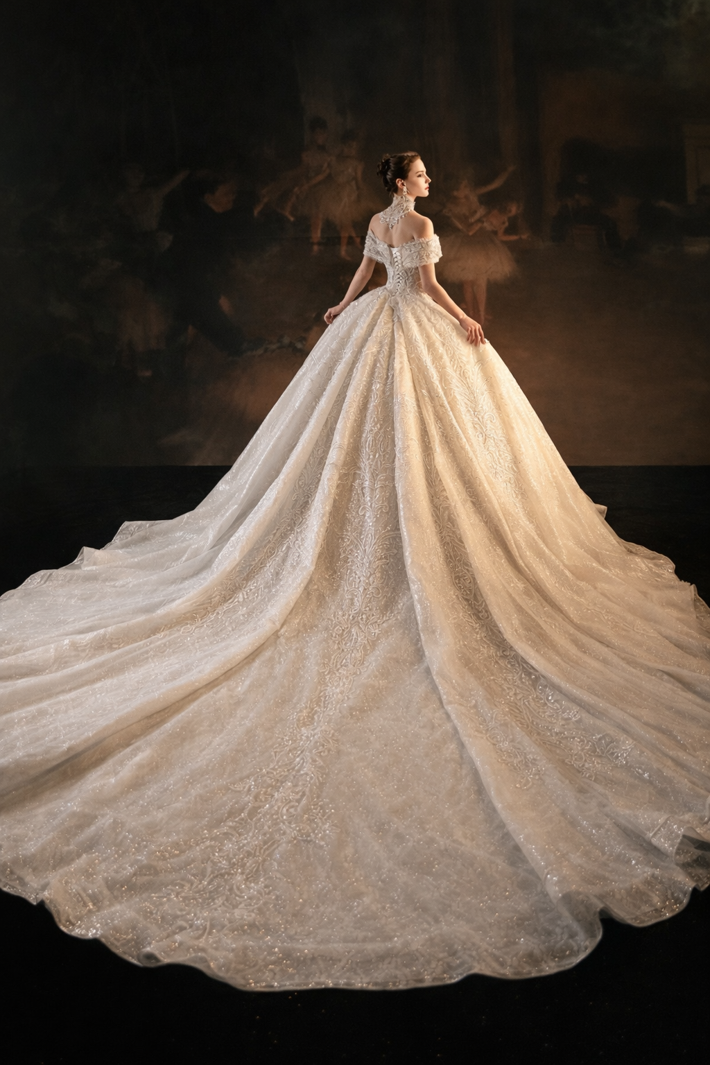 Abito da sposa lussuoso con scollo a barca, gonna ampia, corsetto e strascico in pizzo