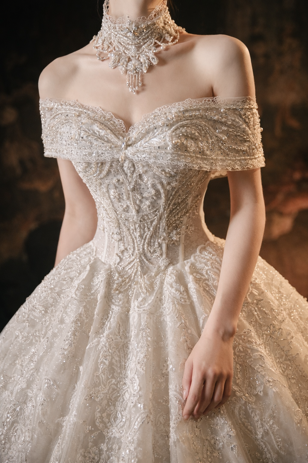 Abito da sposa lussuoso con scollo a barca, gonna ampia, corsetto e strascico in pizzo