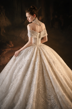 Abito da sposa lussuoso con scollo a barca, gonna ampia, corsetto e strascico in pizzo