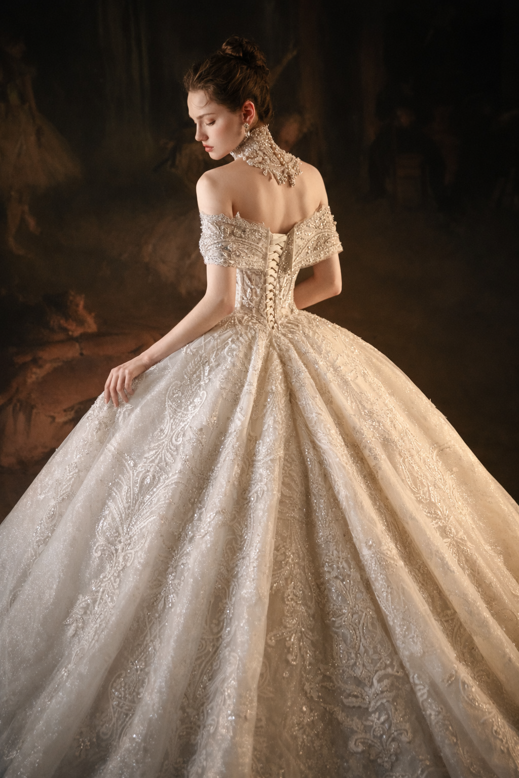 Abito da sposa lussuoso con scollo a barca, gonna ampia, corsetto e strascico in pizzo