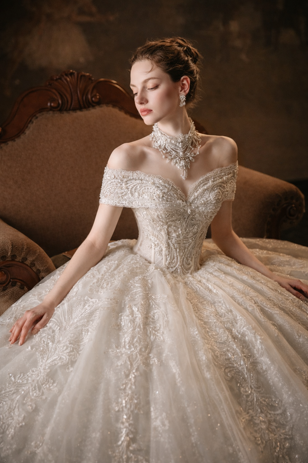 Abito da sposa lussuoso con scollo a barca, gonna ampia, corsetto e strascico in pizzo