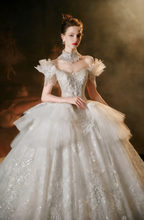Abito da sposa romantico con scollo a spalle scoperte, pizzo e gonna a palloncino con corpetto scolpito