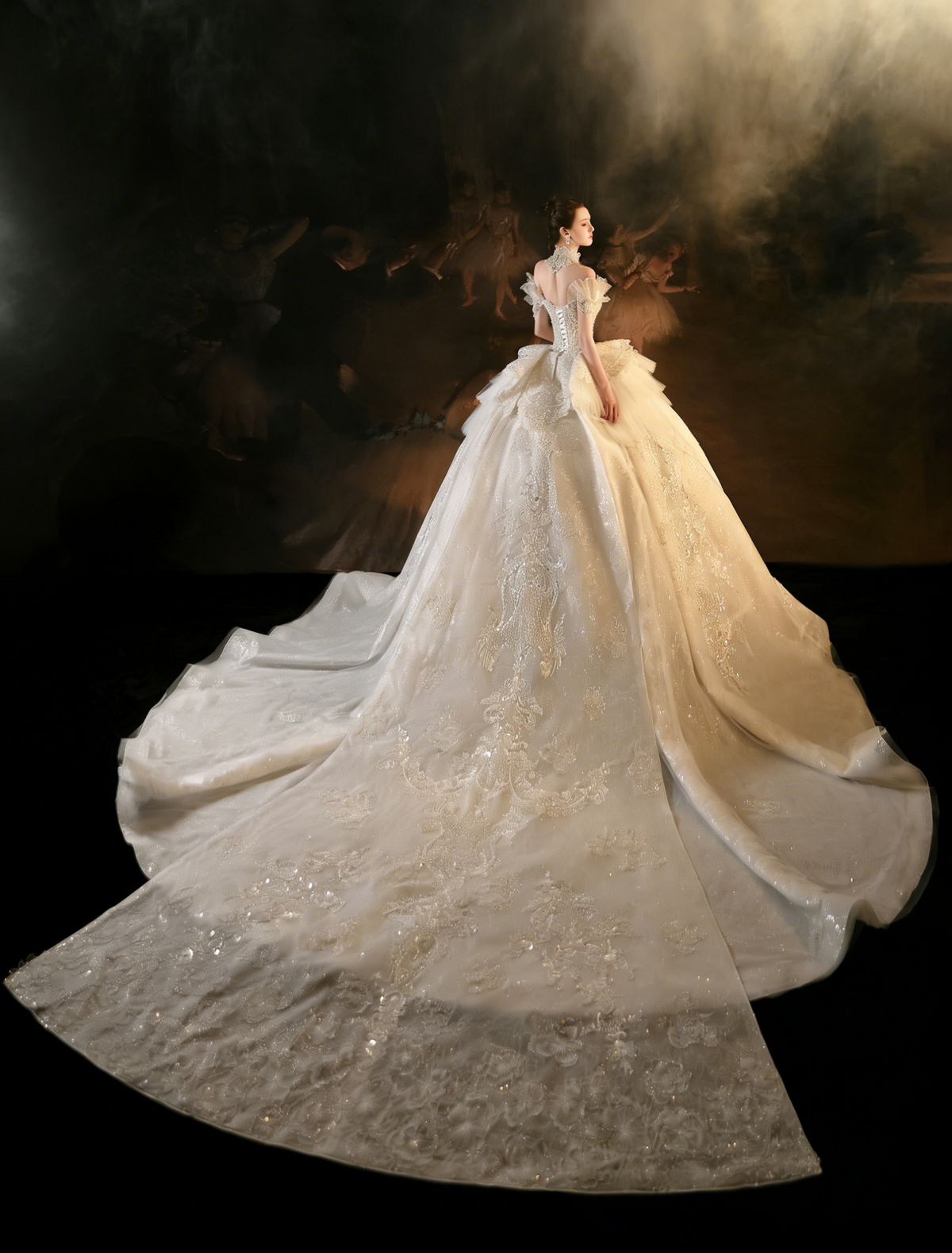 Abito da sposa romantico con scollo a spalle scoperte, pizzo e gonna a palloncino con corpetto scolpito