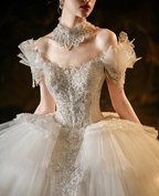 Abito da sposa romantico con scollo a spalle scoperte, pizzo e gonna a palloncino con corpetto scolpito