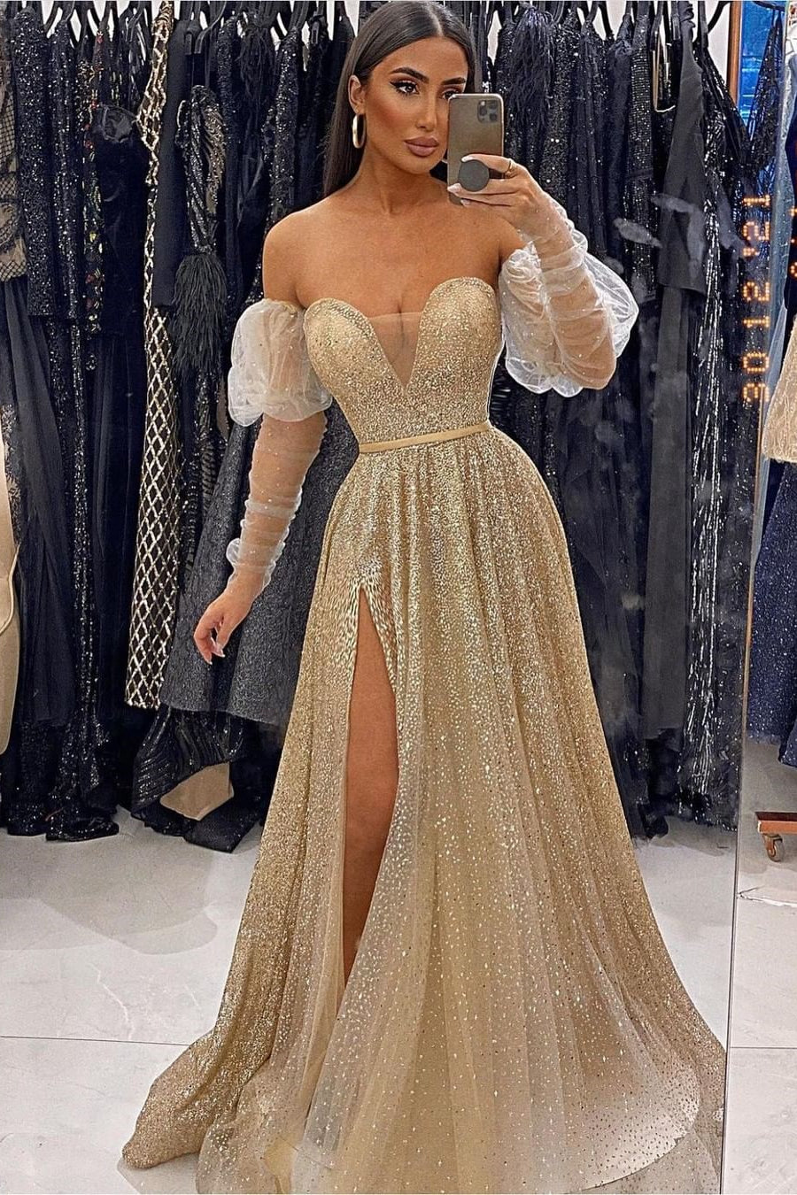 Abito da sera con scollo a V, paillettes color champagne, spacco frontale e maniche lunghe
