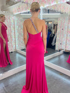Vestido longo de baile cor-de-rosa com um ombro só e recorte estilo sereia